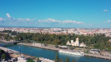 Güneşli bir günde, Sevilla İspanya 'da eski bir Avrupa şehrinin havadan çekilmiş görüntüleri. Yüksek kalite 4k görüntü