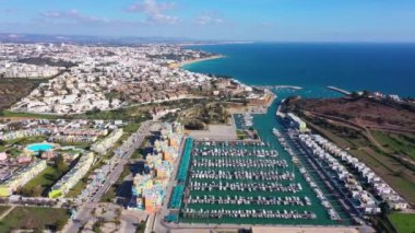 Resimli turistik Albufeira kasabası perspektifli yat ve gemiler için marinadaki deniz koyunun hoş bir görüntüsü. Portekiz, Algarve. Deniz manzaralı