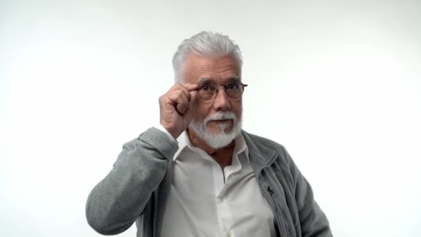 Homme Âgé Pensionné Met Des Lunettes Exprime Différentes Émotions Avec — Video