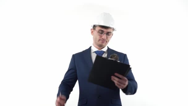 一个身穿西装 头戴硬礼帽 行动迟缓的年轻工程师 会思考并为项目做出重要的规划说明或要做的事情清单 雇员和工程师概念 — 图库视频影像