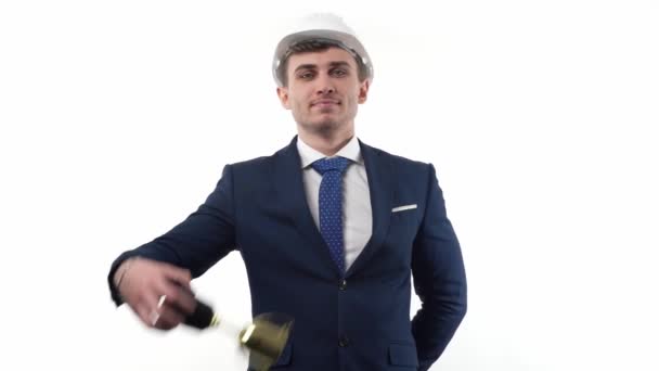 Egy Fiatal Üzletember Öltönyben Sisakban Díjat Egy Aranykupának Győzelemért Rivalizálásért — Stock videók