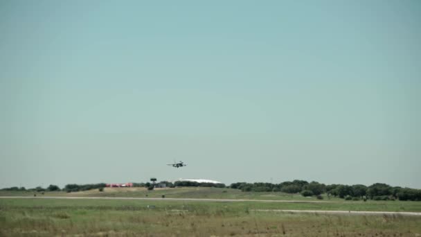 Avión Militar Despega Pista Para Vuelo Entrenamiento Táctico Realización Acrobacias — Vídeo de stock