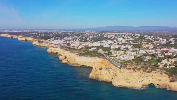 卡沃罗海滨旅游城美丽的空中风景 有悬崖海滩和葡萄牙传统住宅 高质量的4K镜头 — 图库视频影像