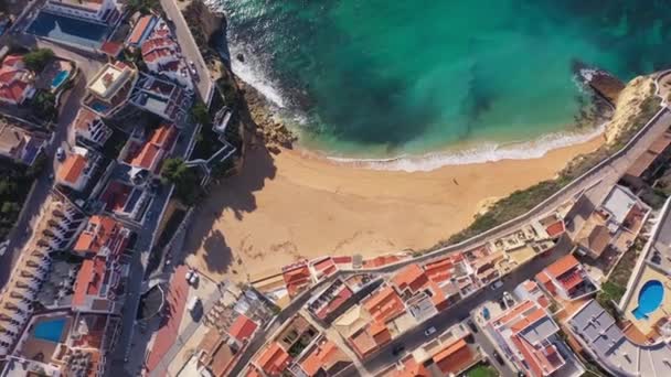 Όμορφη Εναέρια Θέα Της Παραθαλάσσιας Τουριστικής Πόλης Του Carvoeiro Απόκρημνες — Αρχείο Βίντεο