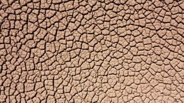 空中景观 长期干旱造成大面积土体开裂 有裂缝 没有植被 干枯的地貌 因缺水而产生裂缝 全球变暖的概念 — 图库视频影像