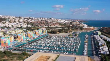 Resimli turistik Albufeira kasabası perspektifli yat ve gemiler için marinadaki deniz koyunun hoş bir görüntüsü. Portekiz, Algarve. Deniz manzaralı