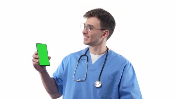 Врач Медсестра Форме Стетоскопом Указывает Смартфон Зеленым Экраном Рекламирующий Медицинскую — стоковое видео