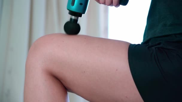 Girl Athlete Uses Modern Massage Gun Therapeutic Relaxation Thigh Fight — Stok video