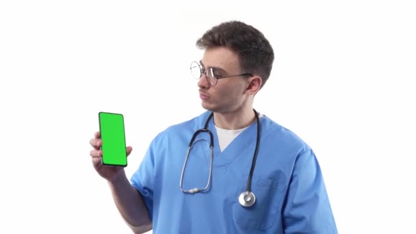 Врач Медсестра Форме Стетоскопом Указывает Смартфон Зеленым Экраном Рекламирующий Медицинскую — стоковое видео