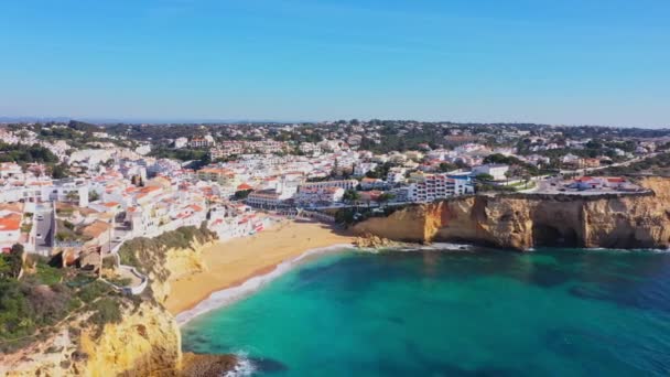 卡沃罗海滨旅游城美丽的空中风景 有悬崖海滩和葡萄牙传统住宅 高质量的4K镜头 — 图库视频影像