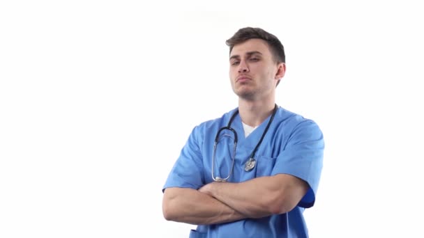 Портрет Молодого Медика Синей Униформе Стетоскопом Хорошо Выглядящего Серьезного Нейтральными — стоковое видео