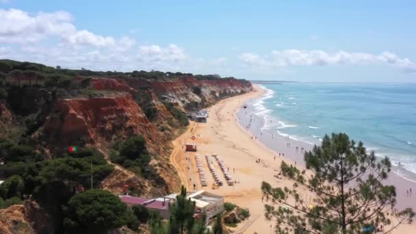Amazing Aerial Sea View Portuguese Beaches Vacationing Tourists Nature Falesia — Vídeo de Stock