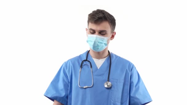 Medische Arts Chemicus Met Een Stethoscoop Een Masker Geeft Een — Stockvideo