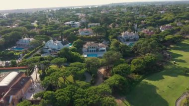 Göllü ve golf sahaları olan Quinta de Lago köyünün muhteşem hava manzarası. Yüksek kalite 4k görüntü
