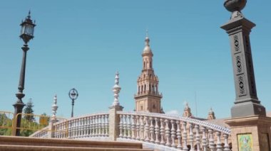 İspanyol şehri Seville 'in Plaza de Espana' daki motsa 'nın basamaklarında bir bambu hayranı koleksiyonu.