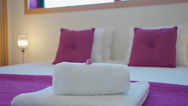 ヴィラホテルの豪華なベッドルーム ベッドの上の白いタオル 高品質4K映像 — ストック動画