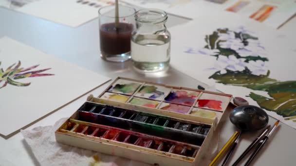 Das Arbeitsumfeld Des Künstlers Mit Aquarellfarben Und Einem Blumenmuster Hochwertiges — Stockvideo