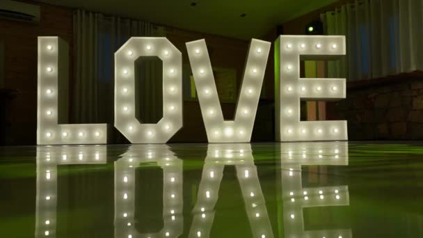 Dekorativní Slovo Světelné Lampy Dopisy Láska Svatbě Valentýna Zářící Nápis — Stock video