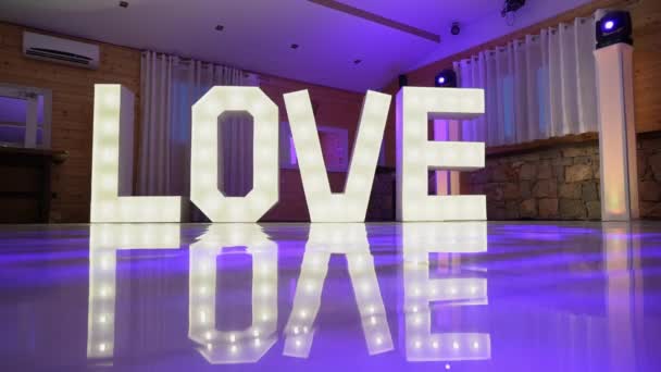 Parlak Lamba Harflerinden Süslü Bir Kelime Düğünde Sevgililer Gününde Aşk — Stok video