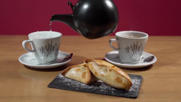 Appetizing Fresh Empanadas Stone Tray Close Barista Pouring Tea Breakfast — Vídeo de Stock