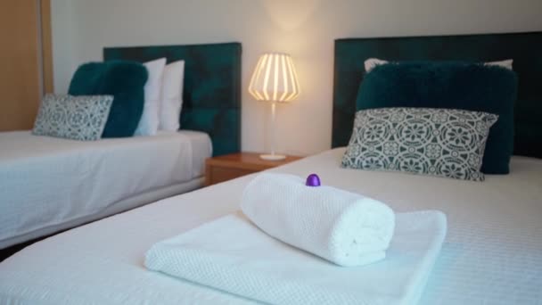 Tradycyjna Sypialnia Hotelowa Białą Czystą Pościelą Ręcznikami Dla Wczasowiczów Wysokiej — Wideo stockowe