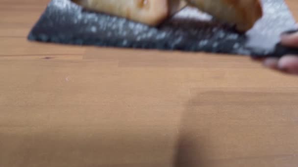 Ręka Kelnera Przynosi Apetyczne Świeże Empanadas Stołu Kamiennej Tacy Zbliżenie — Wideo stockowe