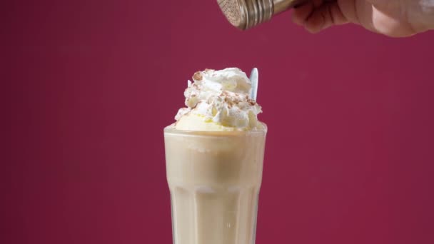 Barista Prepares Coffee Ice Cream Chantilly Sprinkles Cinnamon Puts Cherry — Vídeo de stock