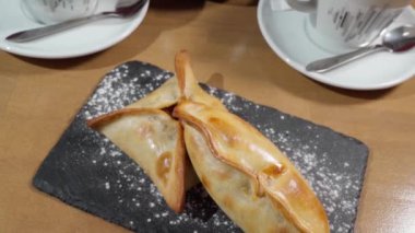 Taş bir tepside çay setiyle taze börekleri iştah açıcı. Yüksek kaliteli FullHD görüntüler