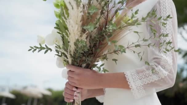 Panna Młoda Dziewczyna Sukni Ślubnej Posiada Bukiet Kwiatów Storczyków Wysokiej — Wideo stockowe
