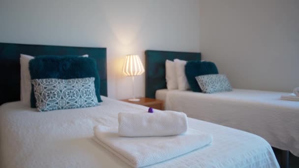 Традиційна Спальня Готелю Білими Чистими Постільними Речами Рушниками Відпочиваючих Високоякісні — стокове відео