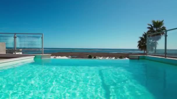 Video Filmen Van Een Hotel Zwembad Met Helder Water Zwemmen — Stockvideo
