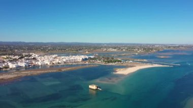 Hava görüntüsü. Fuseta köyü üzerinde Ria formosa adlı doğal Portekiz parkı üzerinde insansız hava aracı uçuşu. Yüksek kalite 4k görüntü