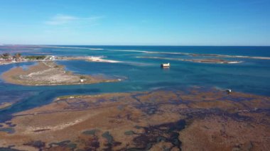 Hava görüntüsü. Fuseta köyü üzerinde Ria formosa adlı doğal Portekiz parkı üzerinde insansız hava aracı uçuşu. Yüksek kalite 4k görüntü