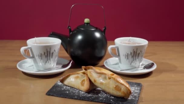 Апетитні Свіжі Емпанади Кам Яному Підносі Крупним Планом Чашки Чайником — стокове відео