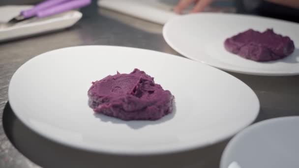 Chef Decora Elegante Piatto Filetti Pesce Buffet Dell Hotel Filmati — Video Stock