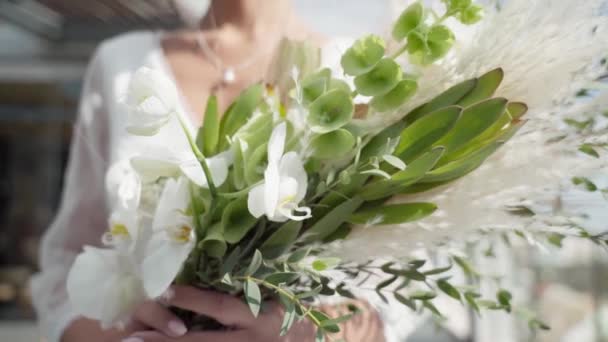 드레스를 신부는 난초에서 가져온 꽃다발 손가락에 결혼반지를 질높은 Fullhd — 비디오