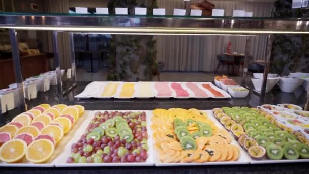 観光食品のためのホテルで朝食のための装飾されたお祝いのテーブルビュッフェ 高品質のフルHd映像 — ストック動画