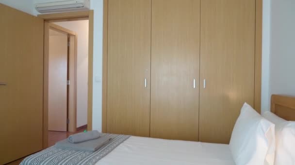 Gemütliches Traditionelles Schlafzimmer Mit Schränken Und Einem Bett Einem Hotel — Stockvideo