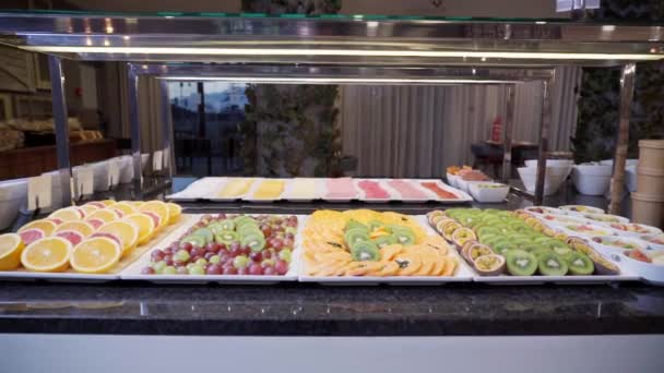 Turist Yemekleri Için Otelde Kahvaltı Için Süslenmiş Açık Büfe Masası — Stok video