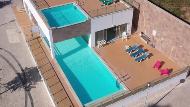 Complexul Modern Piscină Șezlonguri Pentru Turiști Vedere Aeriană Hotel Portugalia — Videoclip de stoc