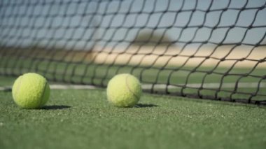 Şebeke kapanış spor konseptinin arka planında tenis topları ve raket. Yüksek kaliteli FullHD görüntüler