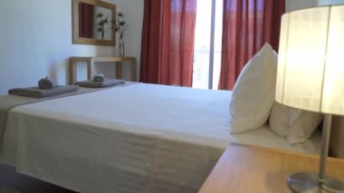 Geleneksel yatak odası, abajur ve dinlenmek ve uyumak için otel. Yüksek kalite 4k görüntü