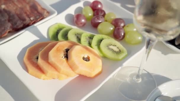 Ízletes Egészséges Reggeli Szalonna Gyümölcsök Egyéb Összetevők Szálloda Közeli Kiváló — Stock videók