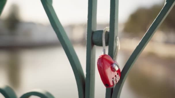 ハート型の南京錠は タビラ村のギラオ川のローマ橋のフェンスに無限の愛の象徴として固定されています 高品質のフルHd映像 — ストック動画