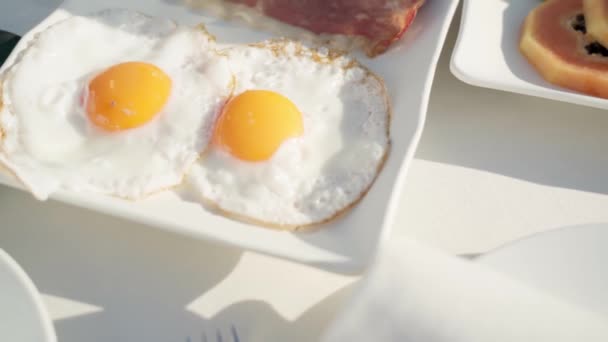 Νόστιμο Και Υγιεινό Πρωινό Αυγά Μπέικον Και Άλλα Συστατικά Στη — Αρχείο Βίντεο