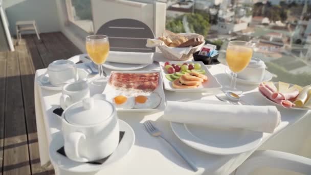 Смачний Здоровий Сніданок Яєць Бекону Інших Інгредієнтів Терасі Готелю Крупним — стокове відео