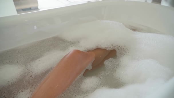 Mujer Joven Toma Baño Con Espuma Jabonosa Que Muestra Rodilla — Vídeos de Stock