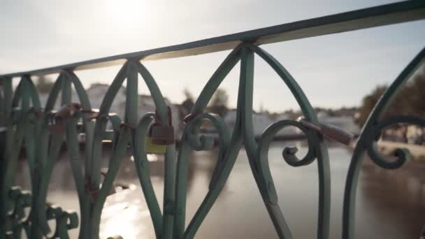 Замки Форме Сердца Закреплены Заборе Римского Моста Реки Гилао Деревне — стоковое видео