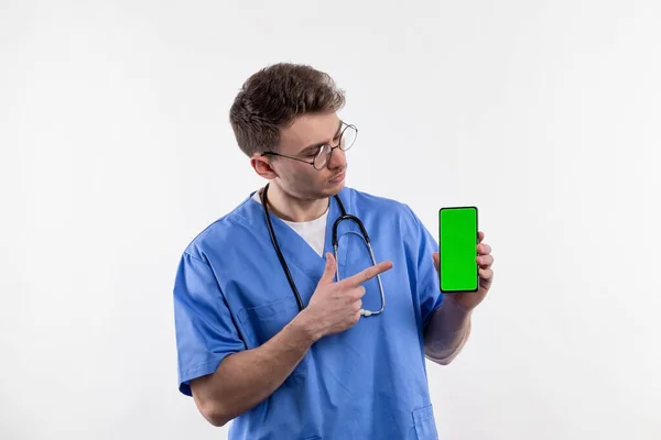 Arts Verpleegkundige Uniform Met Een Stethoscoop Wijst Naar Een Smartphone — Stockfoto