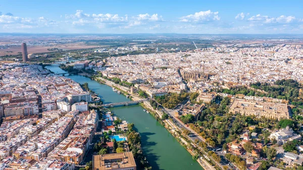 俯瞰西班牙城市塞维利亚在安达卢西亚地区瓜达基维尔河畔俯瞰大教堂的空中景观 高质量的照片 — 图库照片